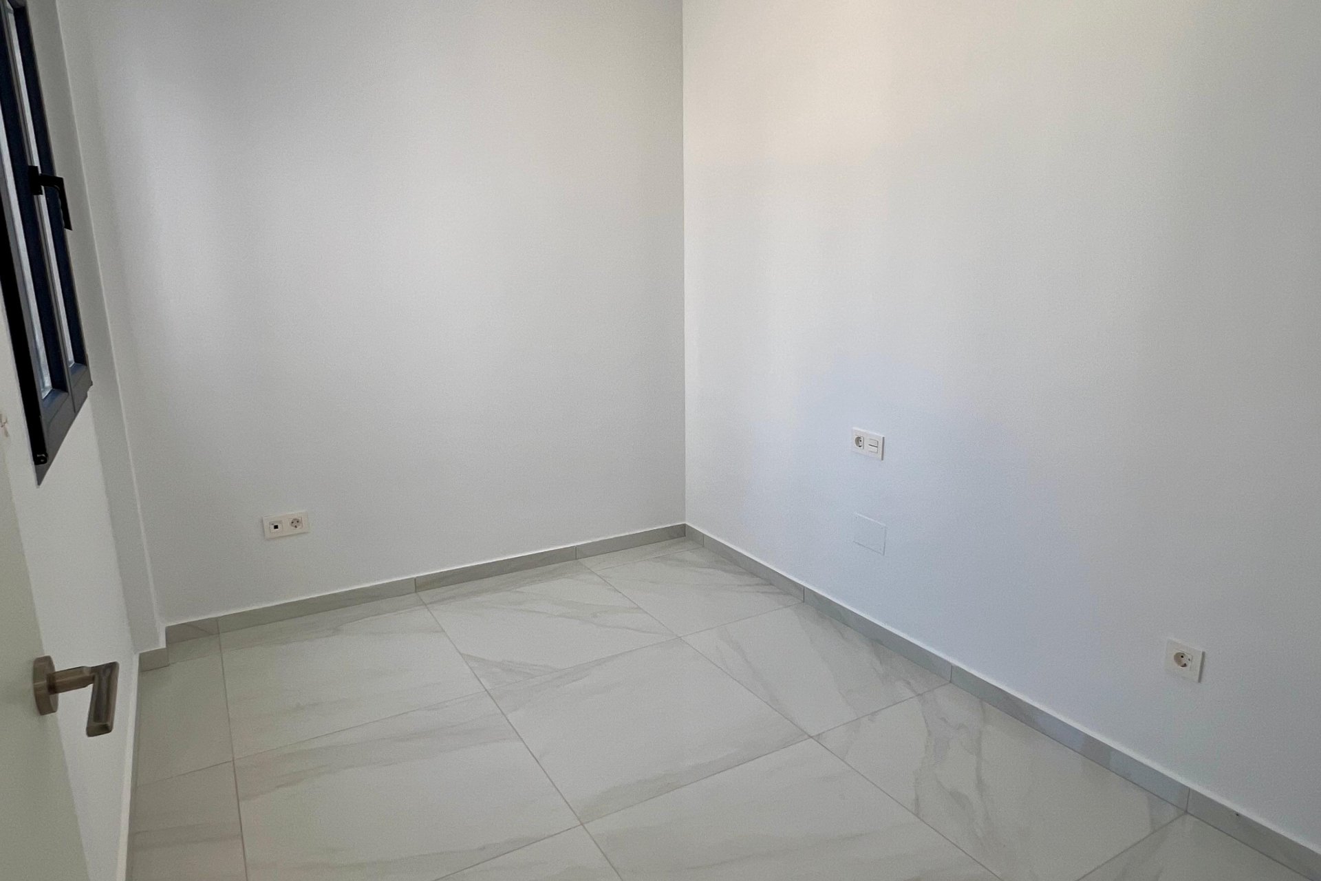 Nowy budynek - Kamienica - Polop