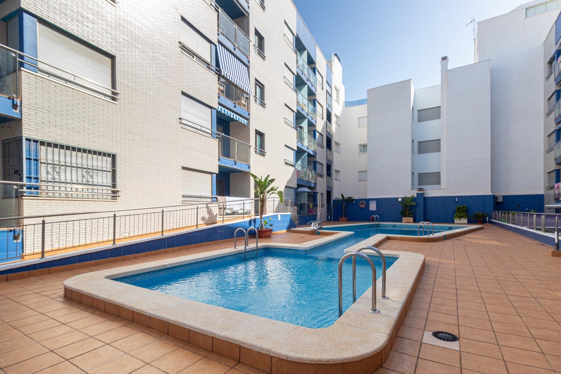 Odsprzedaż - Mieszkanie w bloku - Torrevieja - Playa de los Locos