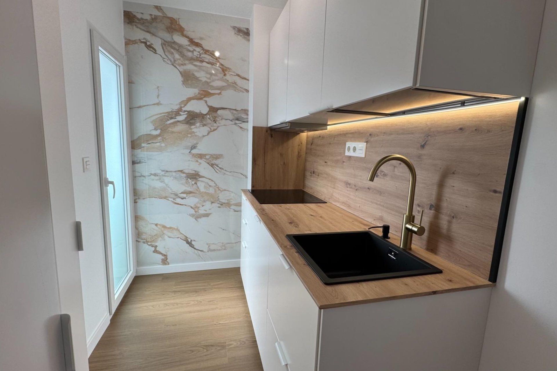 Odsprzedaż - Mieszkanie w bloku - Torrevieja - Punta Prima