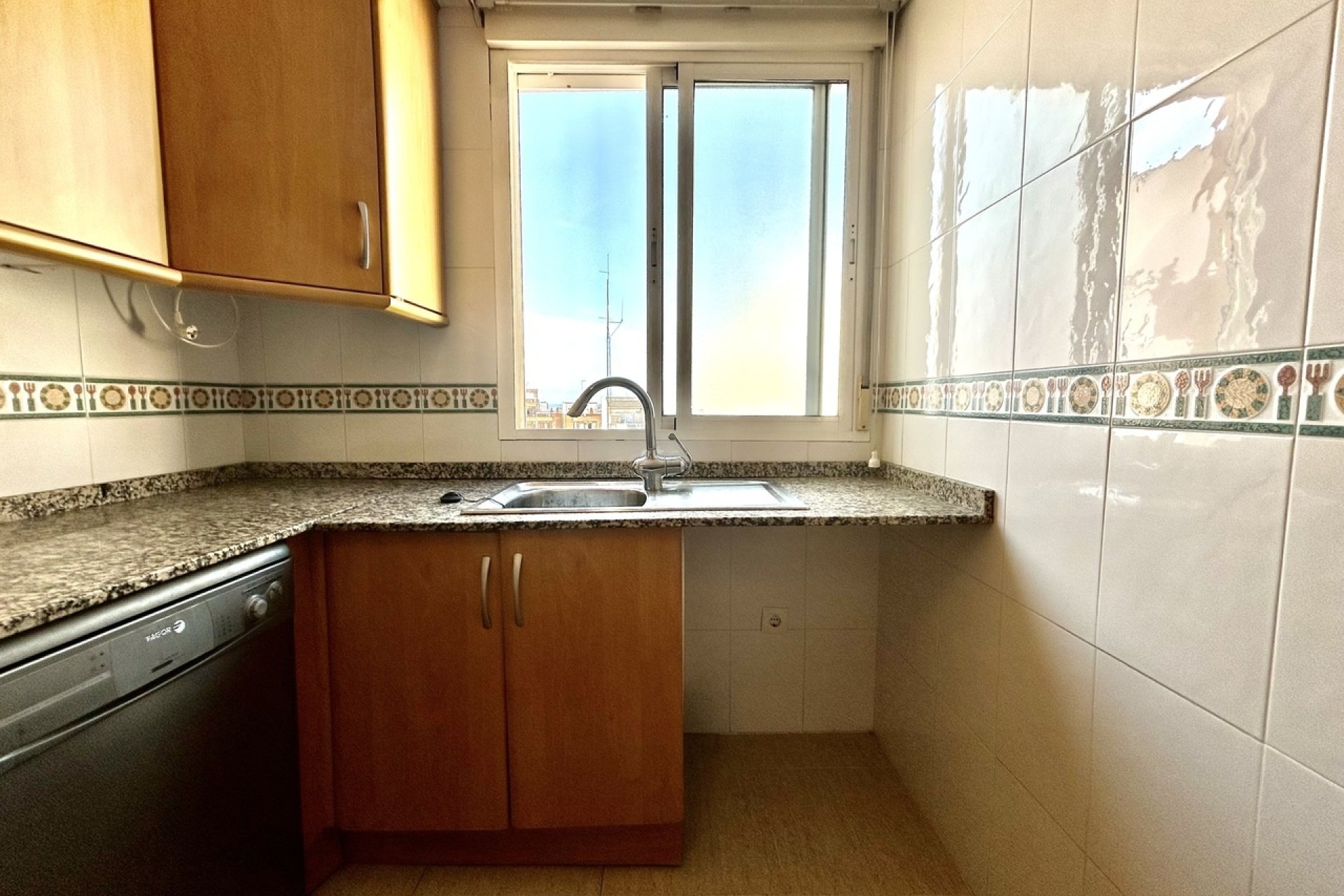 Odsprzedaż - Mieszkanie w bloku - Torrevieja