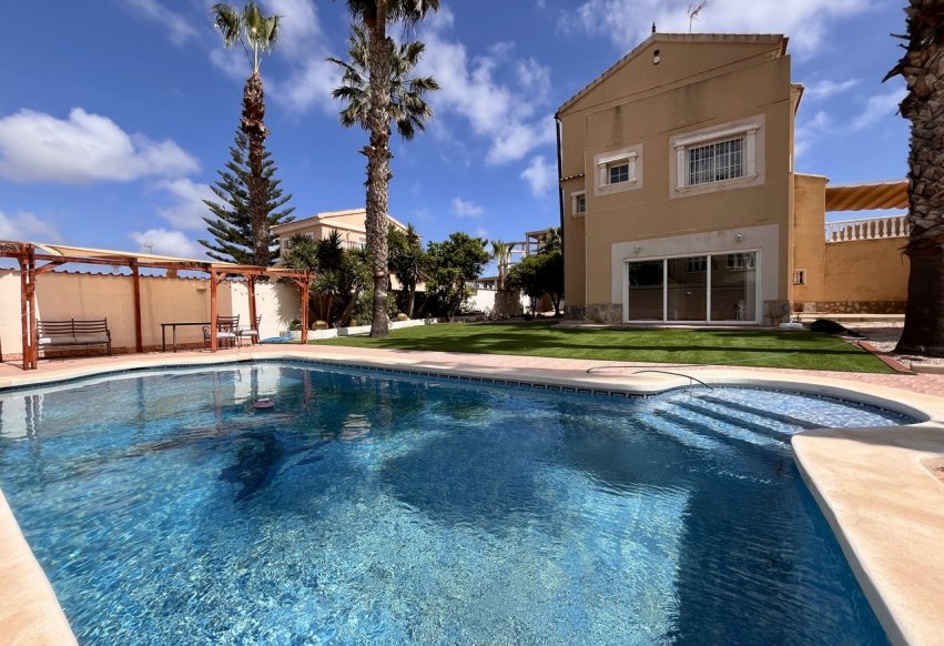 Odsprzedaż - Villa - Orihuela Costa - La Zenia