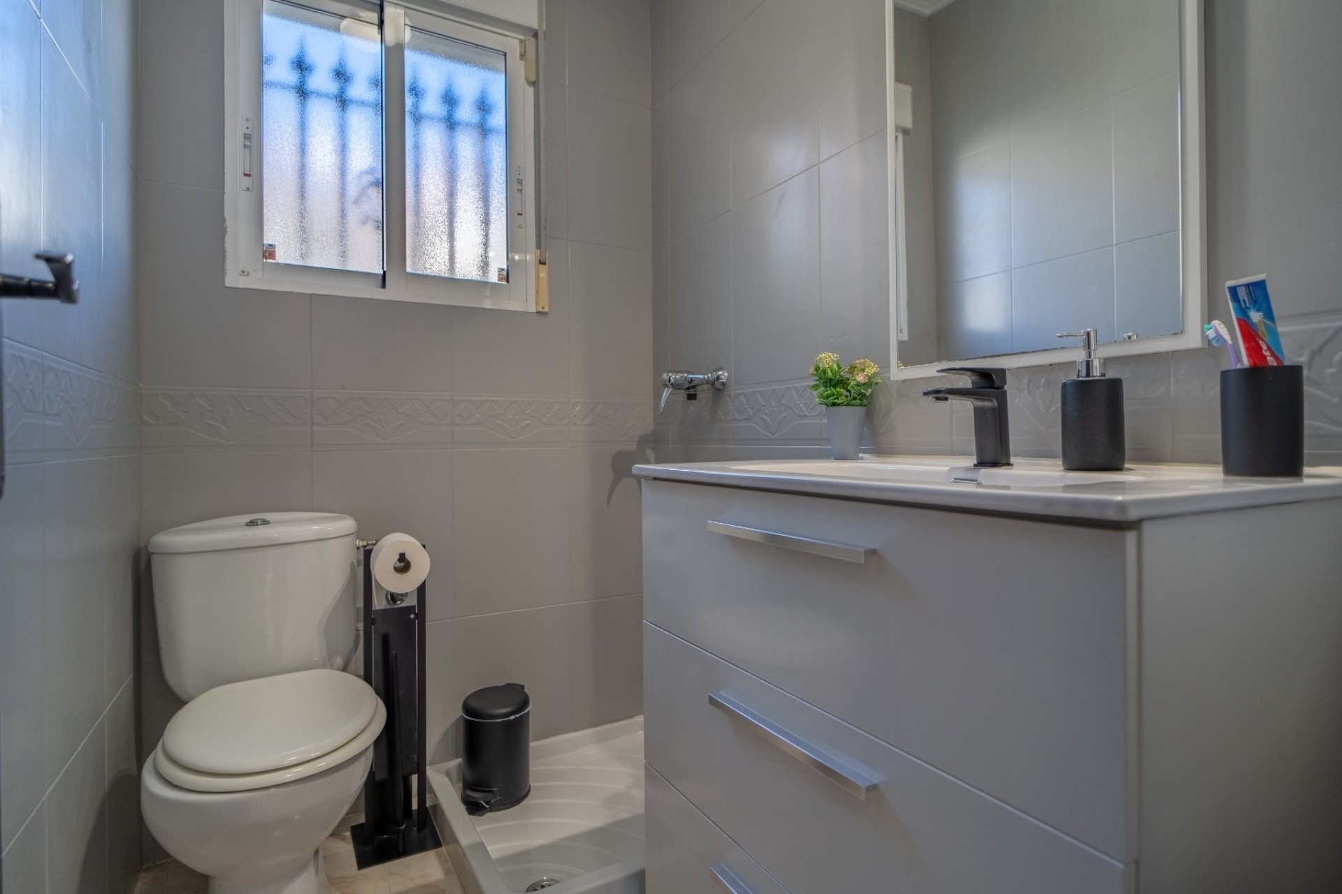 Resale - Townhouse - San Miguel de Salinas - Las Filipinas