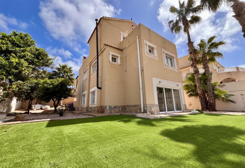 Resale - Villa - Orihuela Costa - La Zenia