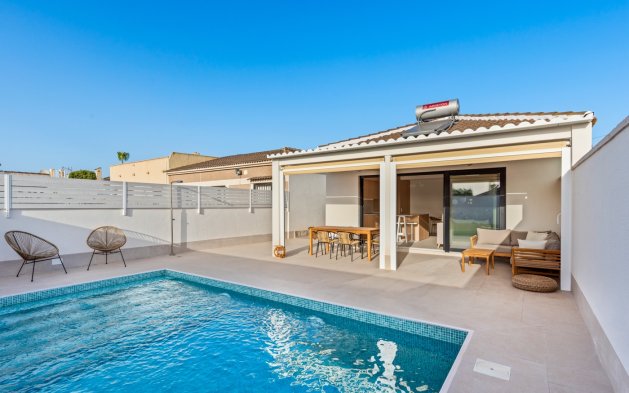 Villa - Herverkoop - Torrevieja - CBB-47930