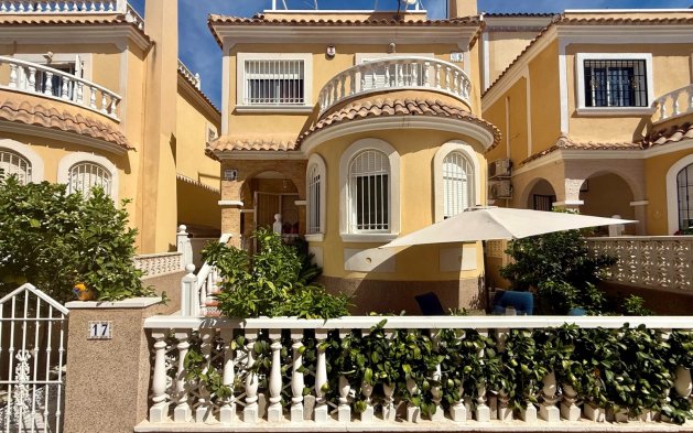 Villa - Odsprzedaż - Orihuela Costa - Villamartín