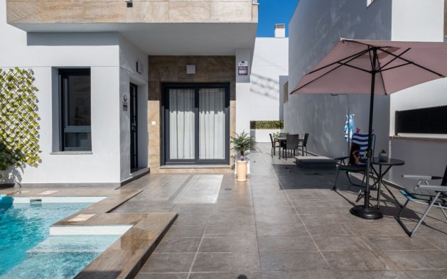 Resale - Villa - Torrevieja