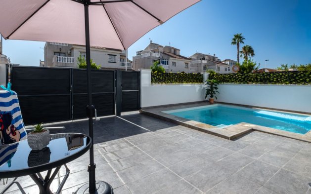 Resale - Villa - Torrevieja