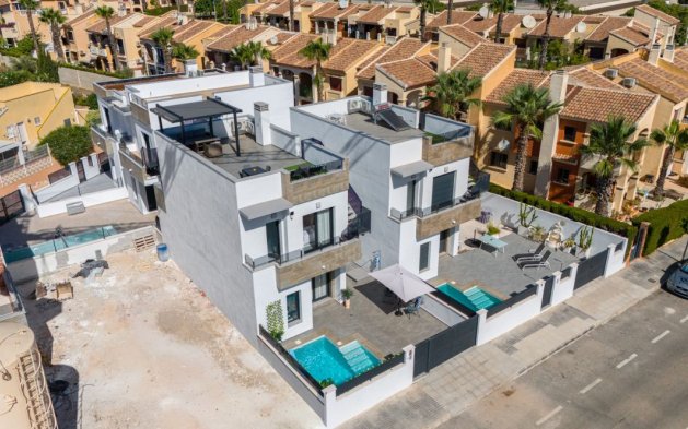 Resale - Villa - Torrevieja