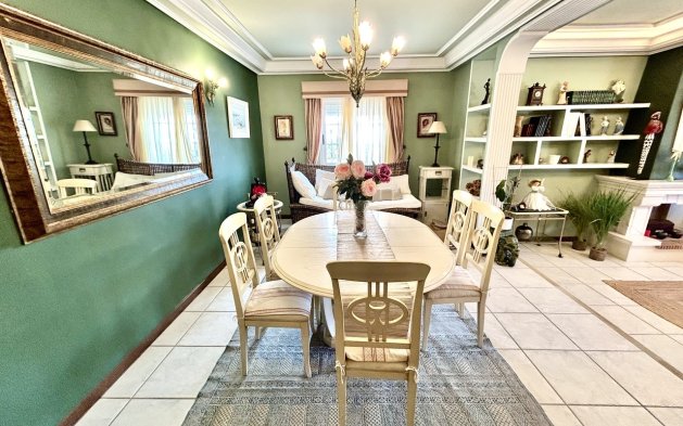 Resale - Villa - Torrevieja