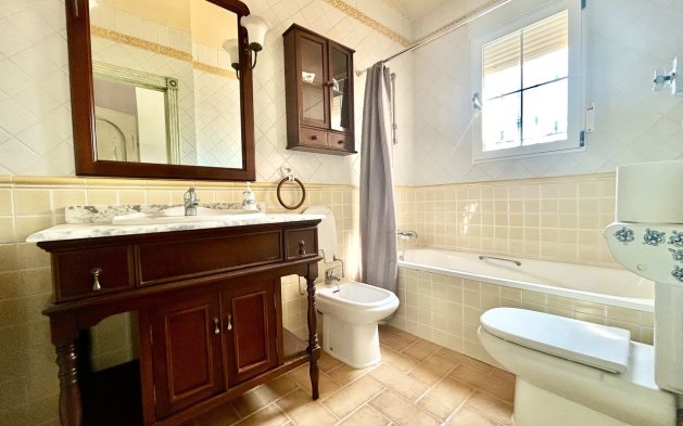 Resale - Villa - Torrevieja