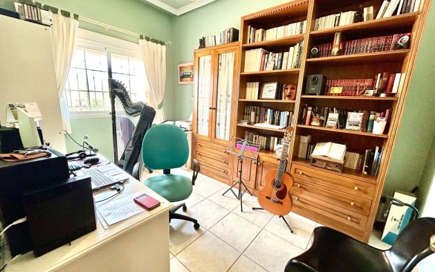 Resale - Villa - Torrevieja