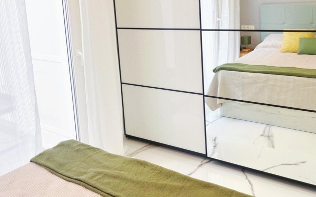 Odsprzedaż - Mieszkanie w bloku - Torrevieja - Playa del Cura