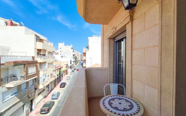 Odsprzedaż - Mieszkanie w bloku - Torrevieja