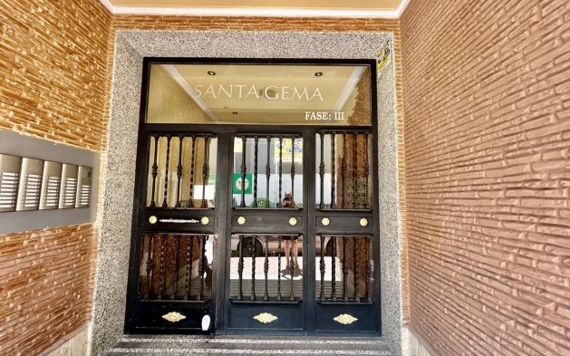 Odsprzedaż - Mieszkanie w bloku - Torrevieja