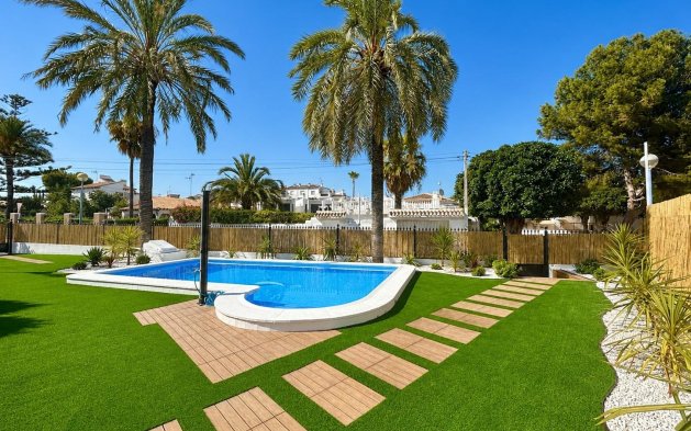 Resale - Villa - Orihuela Costa - Punta Prima