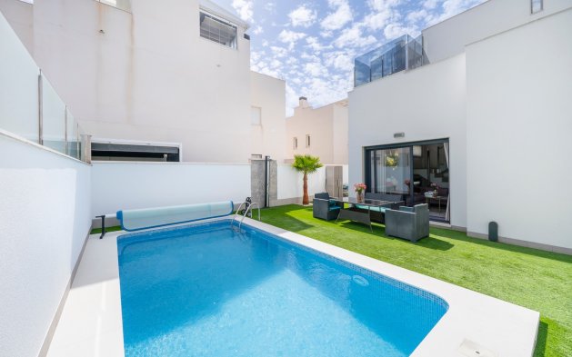 Resale - Villa - Torrevieja