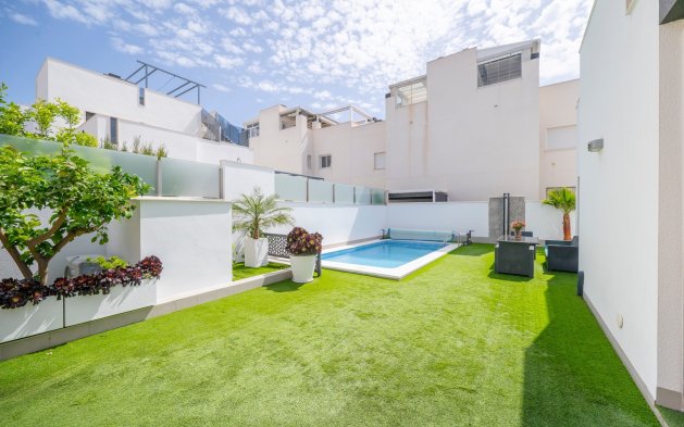 Resale - Villa - Torrevieja