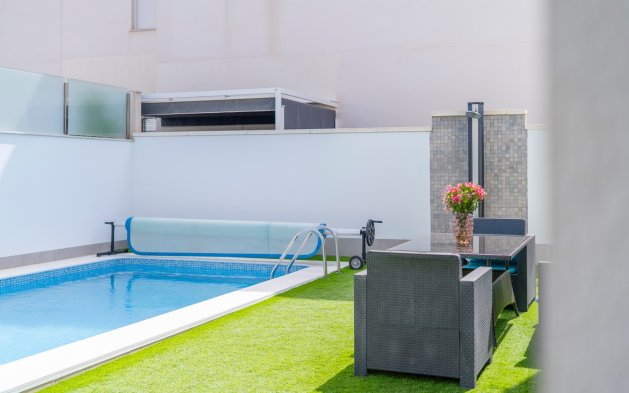 Resale - Villa - Torrevieja