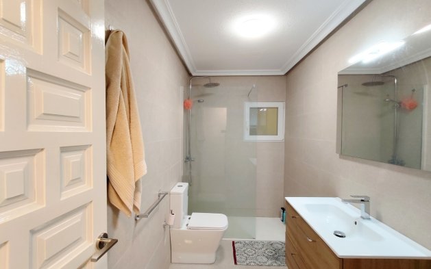Odsprzedaż - Mieszkanie w bloku - Torrevieja