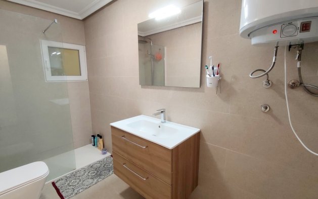 Odsprzedaż - Mieszkanie w bloku - Torrevieja