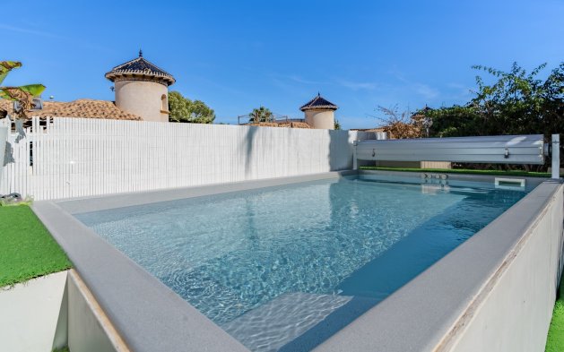 Resale - Townhouse - San Miguel de Salinas - Las Filipinas