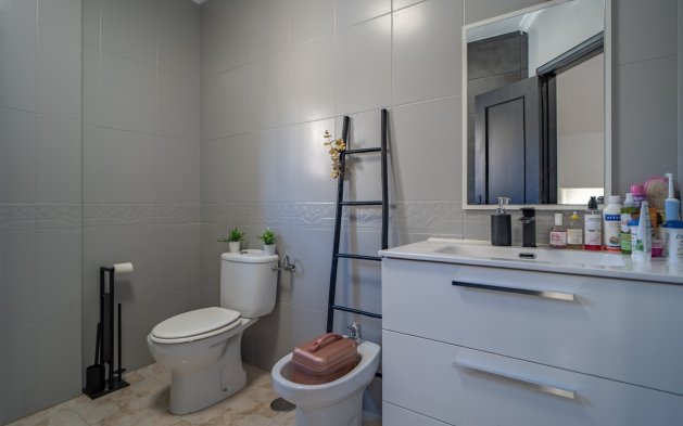 Resale - Townhouse - San Miguel de Salinas - Las Filipinas