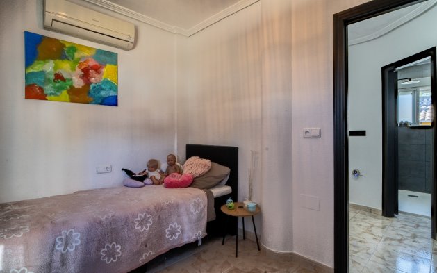 Resale - Townhouse - San Miguel de Salinas - Las Filipinas