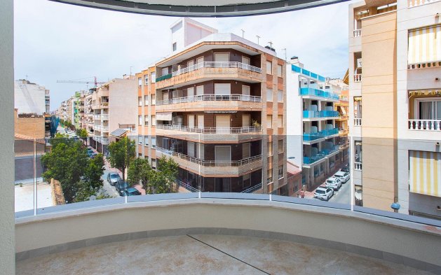 Resale - Apartment / flat - Torrevieja - Paseo maritimo