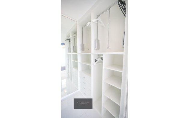 Odsprzedaż - Mieszkanie w bloku - Torrevieja